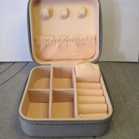 🆕 Portable Travel Jewelry Gray Zippered Box 3 1/2 X 3 1/2 INCHES - Picture 1 of 6